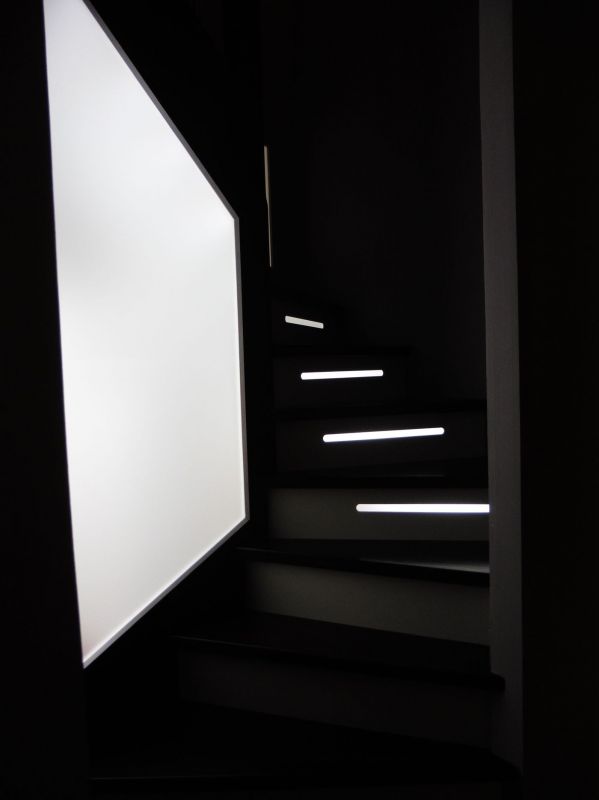 Escalier moderne rétroéclairé